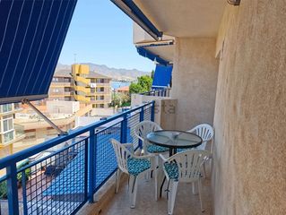 Pis a Pescadores. Piso exterior con amplio balcón y vistas al mar en puerto de maz