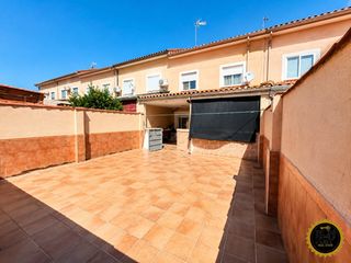Chalet in Villasequilla. Chalet adosado con patio, garaje y buhardilla en villasequilla