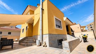 Xalet a Pescadores. Chalet con piscina privada, 4 dormitorios y gran parcela en puer