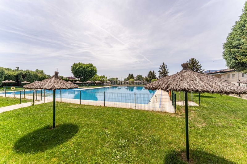 Foto a83e5937-2a26-4f6c-adc0-2be21f5b2af2. Pis amb xemeneia calefacció piscina a Guadarrama