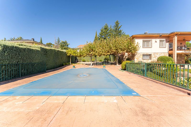 Foto 4bfc79de-91e2-49a5-bca3-7c3b9272cb2a. Xalet amb xemeneia calefacció piscina a Guadarrama