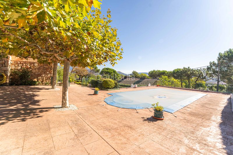 Foto 4e27ecc1-e990-4ec2-a63c-8569b15984d3. Xalet amb xemeneia calefacció piscina a Guadarrama