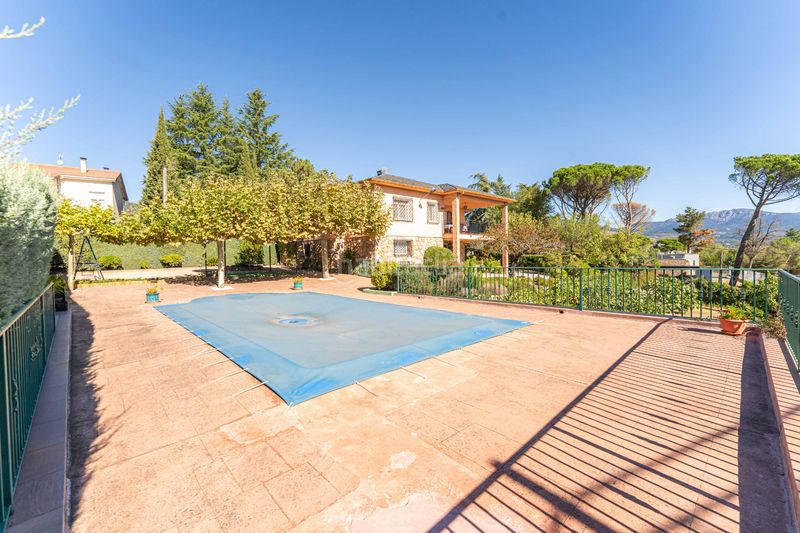 Foto 95530768-cbb3-411d-999b-034ff85f0a50. Xalet amb xemeneia calefacció piscina a Guadarrama