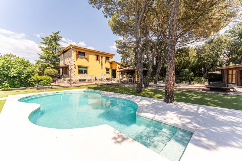 Foto 897a867b-4c15-41a1-a308-3357728da66e. Xalet amb xemeneia calefacció aparcament piscina a Alpedrete