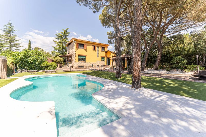 Foto e9310d93-5180-4d90-a2ff-37532bf13423. Xalet amb xemeneia calefacció aparcament piscina a Alpedrete