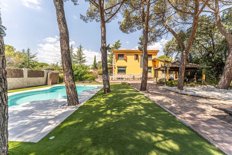 Foto ee857299-661d-43e9-8d21-e37cc83cc55e. Xalet amb xemeneia calefacció aparcament piscina a Alpedrete