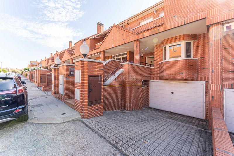 Foto 3fae48ea-c7d2-4a0d-bda8-671c2210ffa7. Casa adossada amb xemeneia calefacció aparcament piscina a Rozas de Madrid (Las)