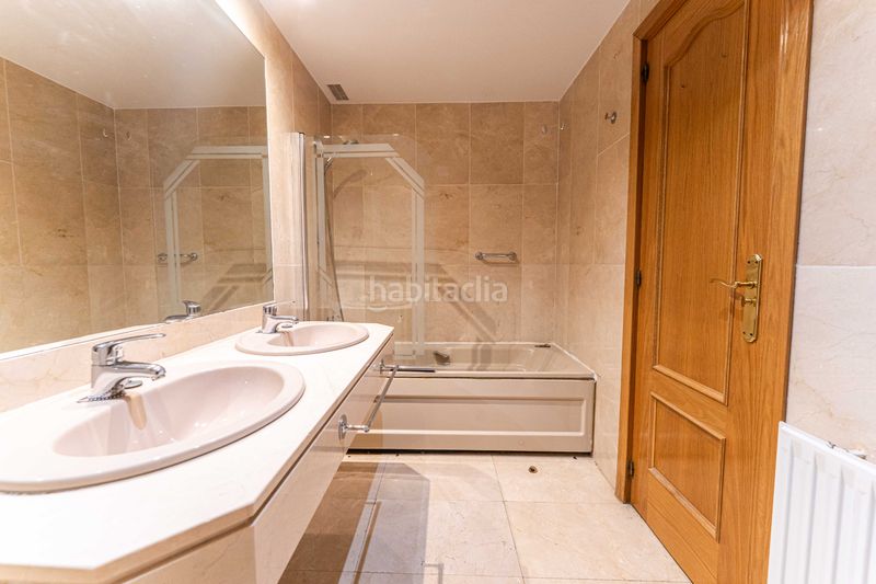 Foto 5052f437-d63a-4e55-b289-480a7e0968a9. Casa adossada amb xemeneia calefacció aparcament piscina a Rozas de Madrid (Las)