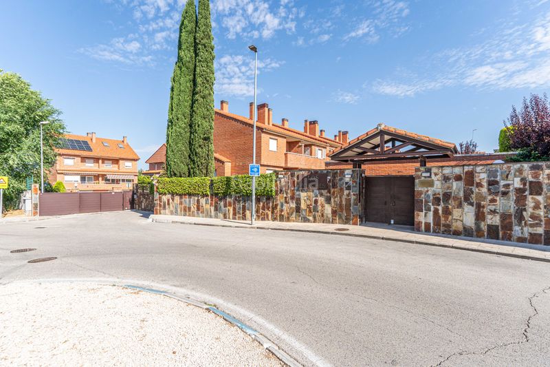 Foto ad4c9846-7da3-499f-ac1f-e8efe4c35dad. Casa adossada amb xemeneia calefacció aparcament piscina a Rozas de Madrid (Las)