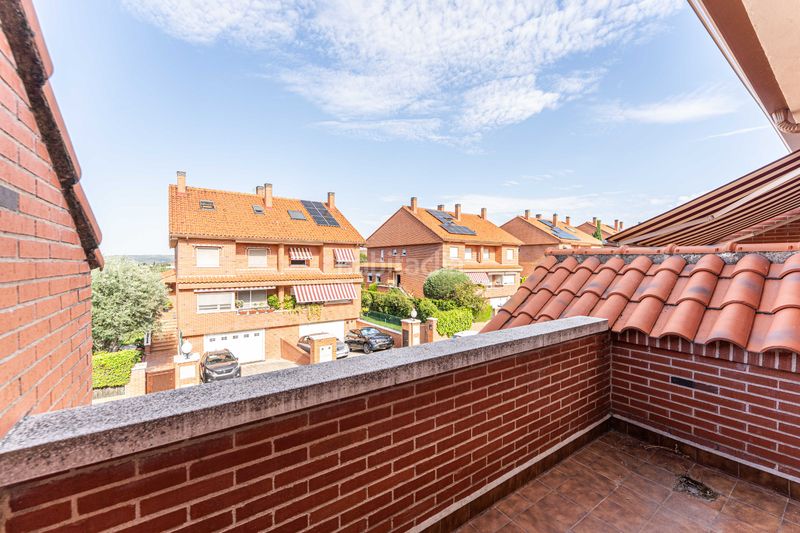 Foto c6ccd565-773a-4114-ae1d-f63908559f30. Casa adossada amb xemeneia calefacció aparcament piscina a Rozas de Madrid (Las)