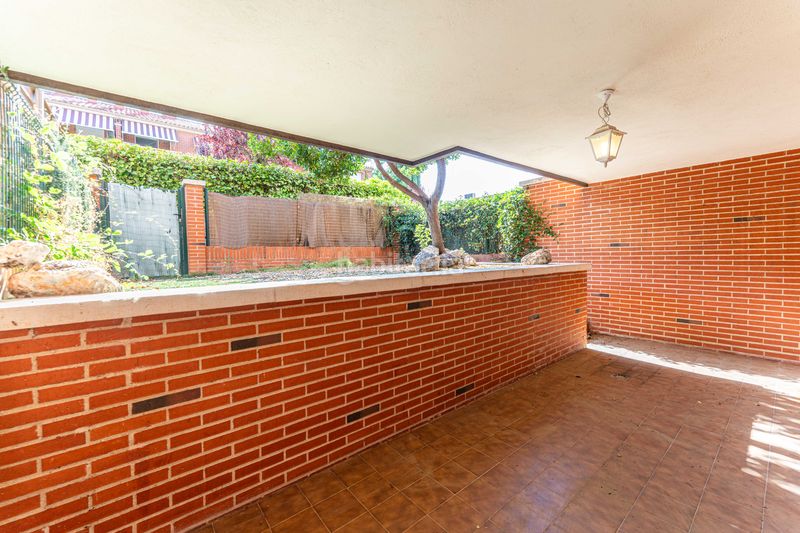 Foto f5d03a27-4d8c-431b-9240-5c2e1bcfefdb. Casa adossada amb xemeneia calefacció aparcament piscina a Rozas de Madrid (Las)