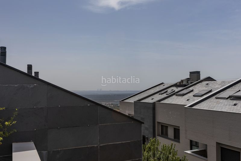 Foto 0452b0b8-f423-4d31-9a60-8699786979d1. Àtic amb xemeneia calefacció aparcament piscina a Torrelodones