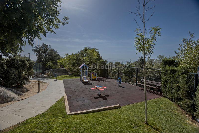 Foto bdcb6800-2290-4f4a-8fff-d7170500b4d2. Àtic amb xemeneia calefacció aparcament piscina a Torrelodones