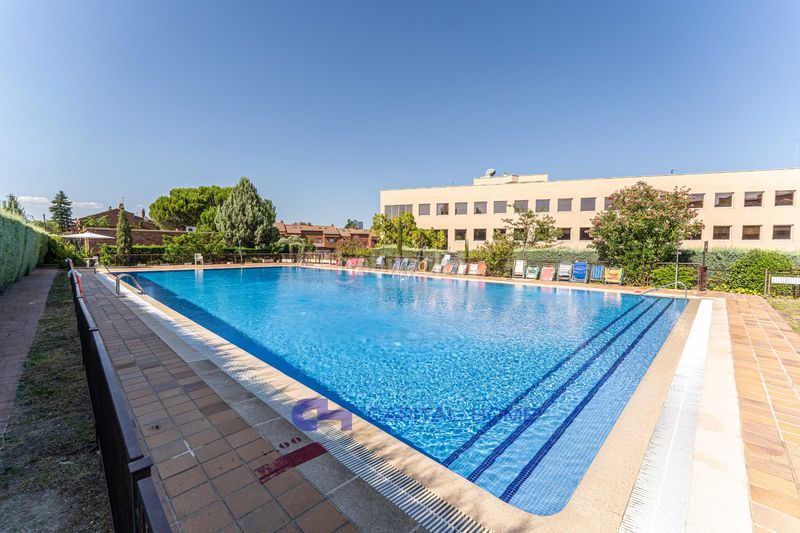 Foto 12a297a9-861f-4f67-8f1d-884d4fffc582. Pis amb xemeneia calefacció aparcament piscina a Rozas de Madrid (Las)
