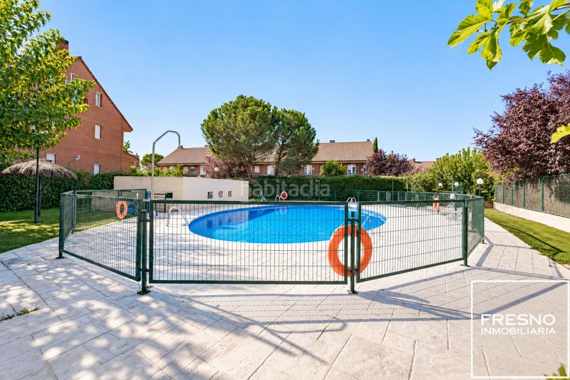Foto 1b6329e0-dac8-4630-9695-d40529bf27e5. Casa adossada amb xemeneia calefacció aparcament piscina a Algete