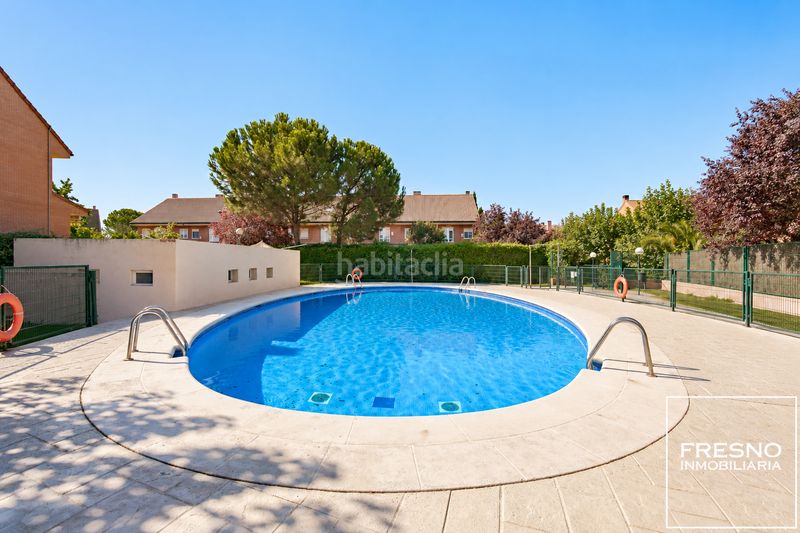 Foto 6b55bd1a-7748-4ce7-8b55-0ff2aa81f973. Casa adossada amb xemeneia calefacció aparcament piscina a Algete