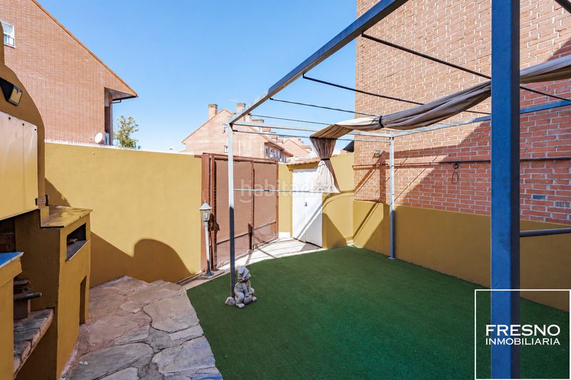 Foto b72e7391-9a35-4ca4-ab4c-fa5a1f8447d0. Casa adossada amb xemeneia calefacció aparcament piscina a Cobeña