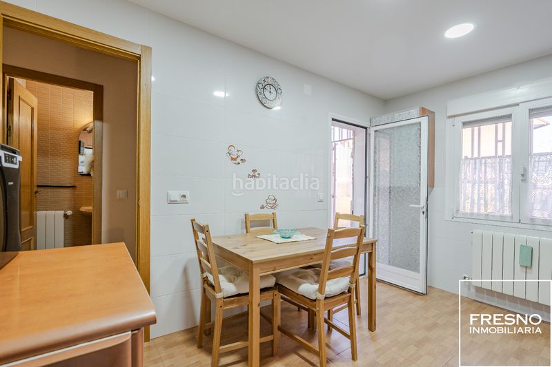 Foto c5353fba-0fea-4b3f-860e-2d8032f37469. Casa adossada amb xemeneia calefacció aparcament piscina a Cobeña