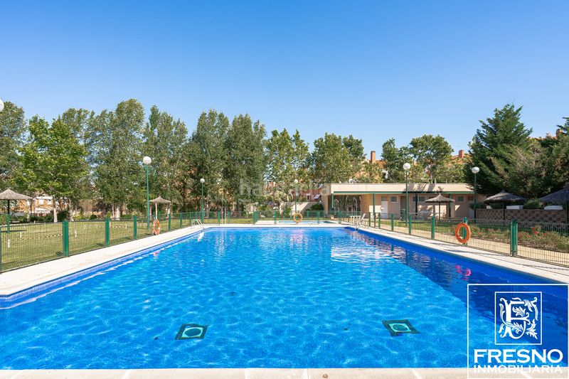 Foto ae984253-fd5e-40a1-870b-f3bc945b8024. Casa adossada amb xemeneia calefacció piscina a Cobeña