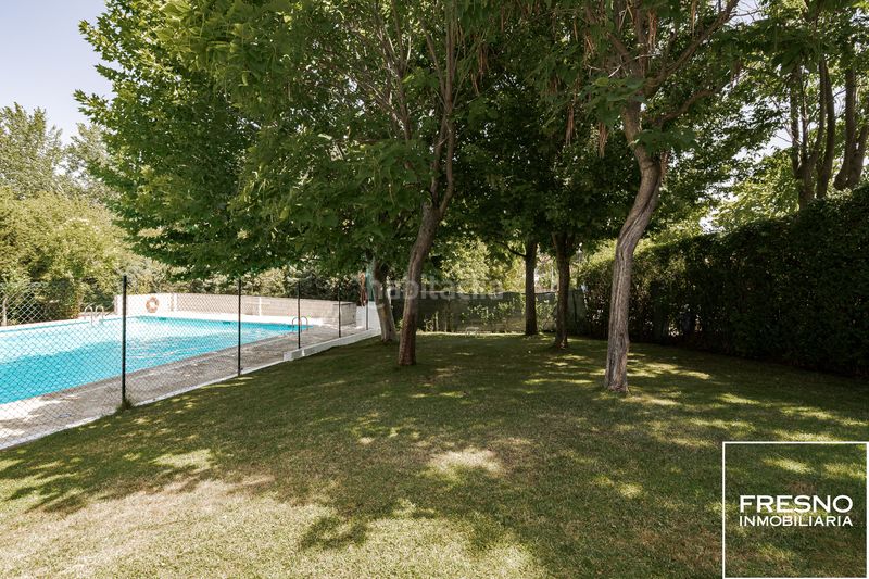 Foto 04e2a252-cd1c-4246-97a0-6feac4e27519. Casa adossada amb xemeneia calefacció aparcament piscina a Cobeña