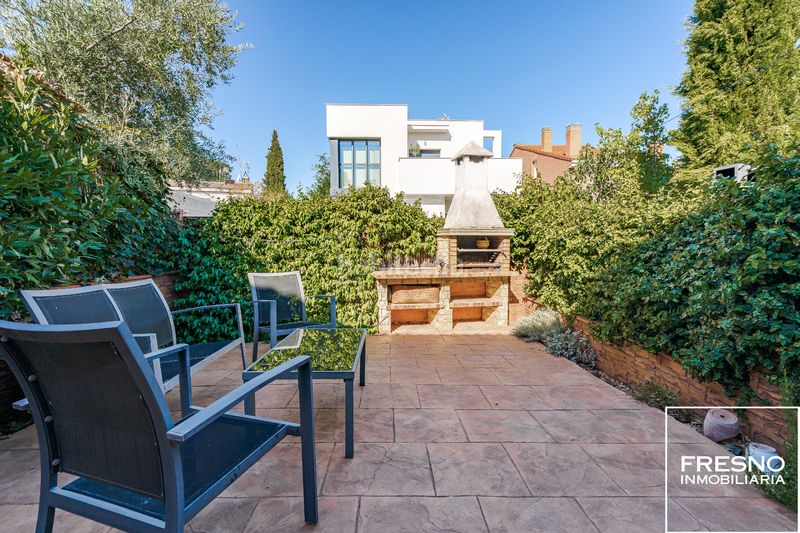 Foto a698fdcd-81ed-41c6-8026-9ff4d364815e. Casa adossada amb xemeneia calefacció aparcament piscina a Cobeña