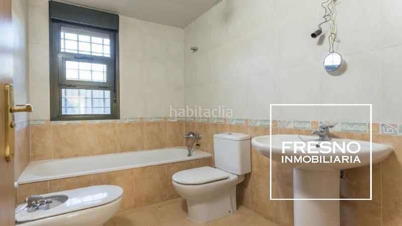 Foto 1aa4a3a1-f1e4-4eb7-8011-f5e566c45854. Casa aparellada amb aparcament a Centro Rivas - Vaciamadrid