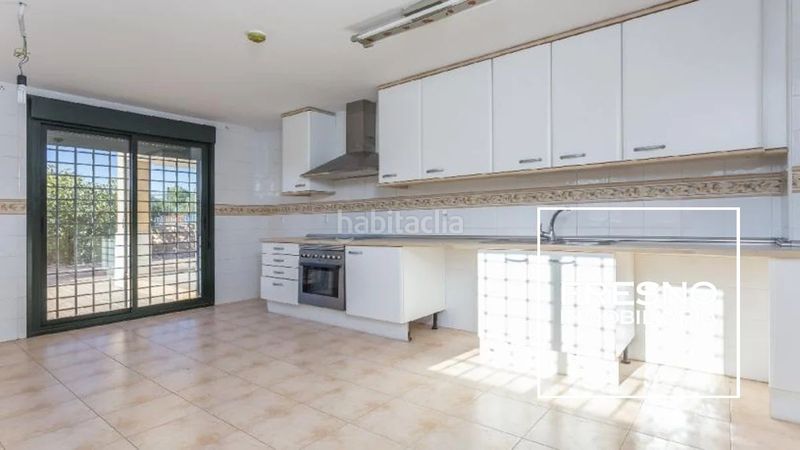Foto ed98e7e0-e451-47ee-bcf5-cb96bf0f2eb8. Casa aparellada amb aparcament a Centro Rivas - Vaciamadrid