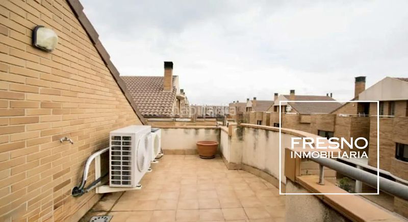 Foto 51fa9a6a-af8d-4336-a928-509058670b03. Casa aparellada amb aparcament a Miralbueno Zaragoza