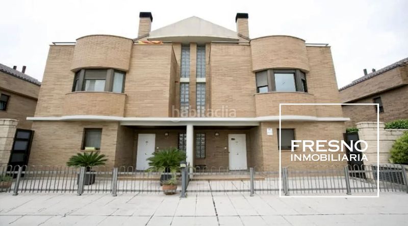 Foto 6011f994-04e5-404f-b725-48c95319fa9b. Casa aparellada amb aparcament a Miralbueno Zaragoza