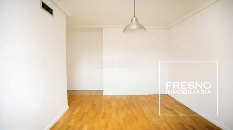 Foto b5caa40a-a858-4228-9325-a3694f4c8c20. Casa aparellada amb aparcament a Miralbueno Zaragoza