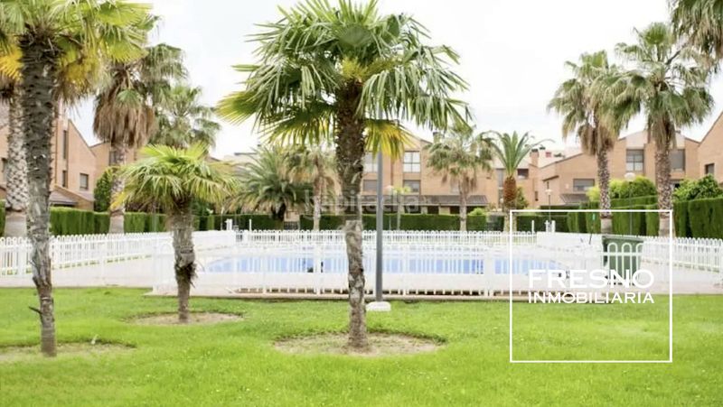 Foto ddd1a11a-0451-4377-9286-290cec6111ec. Casa aparellada amb aparcament a Miralbueno Zaragoza