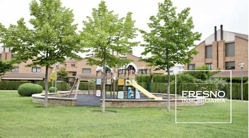 Foto fecfaf48-d305-48dd-bf66-b86059465ba3. Casa aparellada amb aparcament a Miralbueno Zaragoza