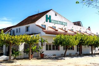 Edificio  Flamenc. Hostal con restaurante en riumar