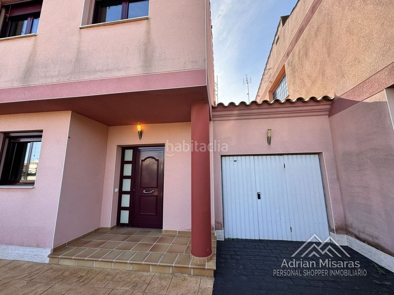 Foto c109d1ac-c54d-421c-9ffb-ec7c0d48e4b8. Casa adossada amb aparcament piscina a Deltebre