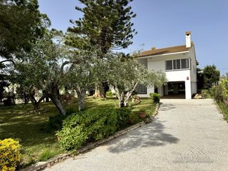 Casa  Barcelona. Elegante vivienda unifamiliar con gran parcela ajardinada de 1.2