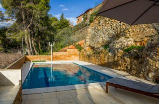 Xalet a La Mora. Vive a 1 minuto del mar en la mora: luz, privacidad y jardín con