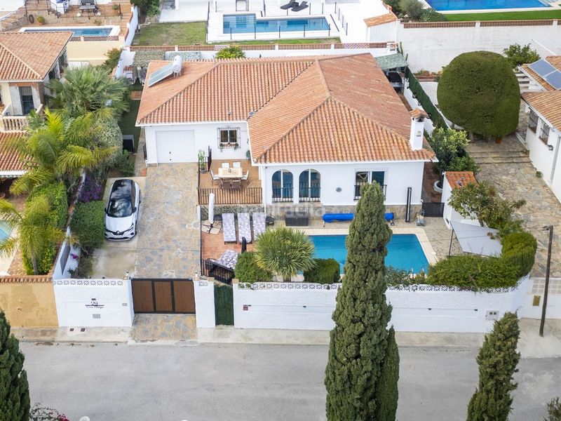 Foto 2bad36be-0dbd-46ed-9620-71252f3d435b. Casa a La Duquesa Manilva