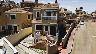 Casa adossada a San Miguel de Salinas