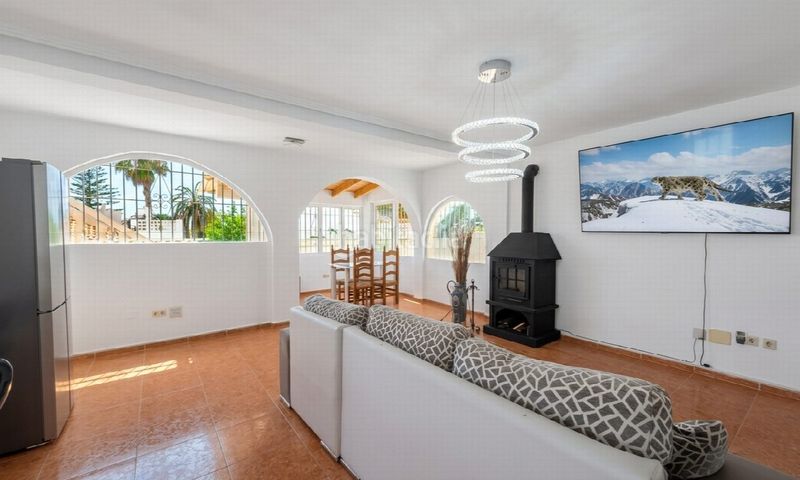 Foto f0165bfc-c82e-4b9f-a6ed-36e5380d9a69. Casa amb piscina a la cala Mijas Mijas