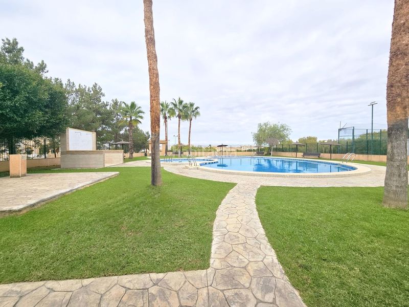Foto 8e3be80e-9419-4e38-a347-1dfd31333156. Casa adossada amb aparcament a Punta Prima Torrevieja