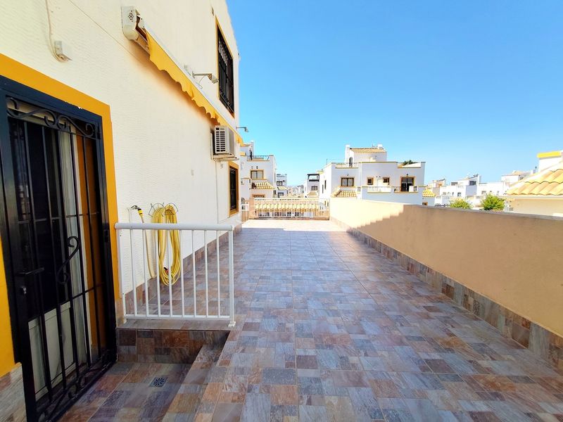 Foto 9a327387-f3a4-4ddd-9df9-55f76137c61f. Casa adossada amb aparcament a Punta Prima Torrevieja