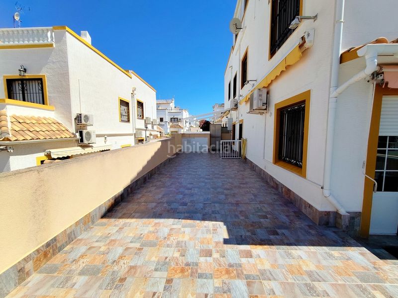 Foto ab6f2276-bc0d-4f1c-9919-a453465fb1f5. Casa adossada amb aparcament a Punta Prima Torrevieja
