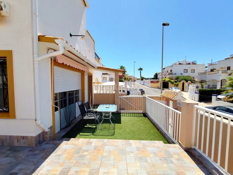 Foto b4220885-784c-4040-8c16-7ba257a94d43. Casa adossada amb aparcament a Punta Prima Torrevieja