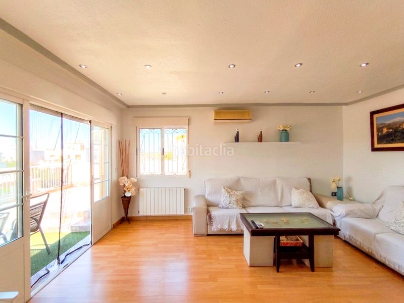 Foto f9cb894c-7696-43aa-9533-c7a700c5566d. Casa adossada amb aparcament a Punta Prima Torrevieja