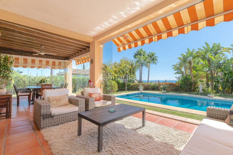 Foto 1b0742cf-3e5f-40c0-9aa1-616932ba0a2e. Casa amb aparcament a Elviria Marbella