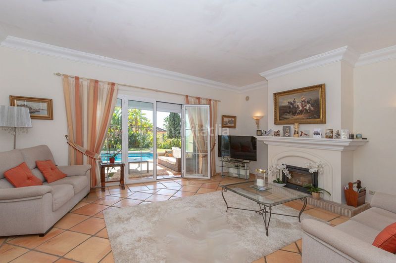 Foto 1bbf4c06-cf03-47fd-af35-b4d22cf6f5a8. Casa amb aparcament a Elviria Marbella