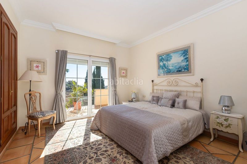 Foto 47b185d1-20f3-43a2-9015-2ef0e2e1b5ed. Casa amb aparcament a Elviria Marbella