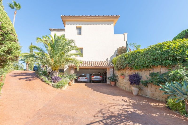 Foto 553273ff-be7c-479c-96d4-87d7492c618b. Casa amb aparcament a Elviria Marbella