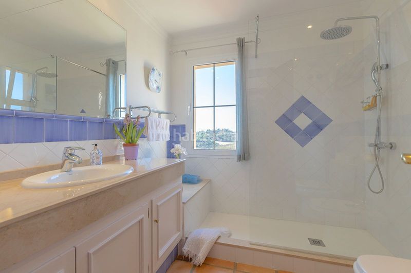 Foto 57606bed-111a-4956-b1f9-de043e8d3fac. Casa amb aparcament a Elviria Marbella