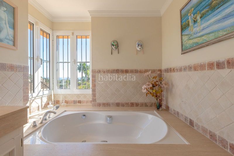 Foto 92a57b59-741c-4e48-a6dc-f99e835dbceb. Casa amb aparcament a Elviria Marbella
